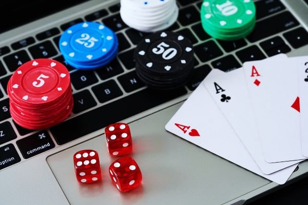 Giao diện game nổ hũ slot online tại ca no hu trên màn hình điện thoại